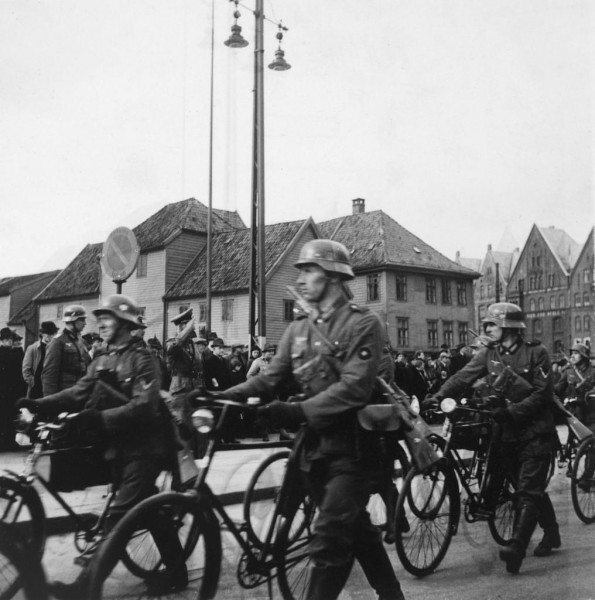 Tyske soldater marsjerer i Vågsbunnen Bergen. Foto: Billedsamlingen, Universitetsbiblioteket i Bergen.